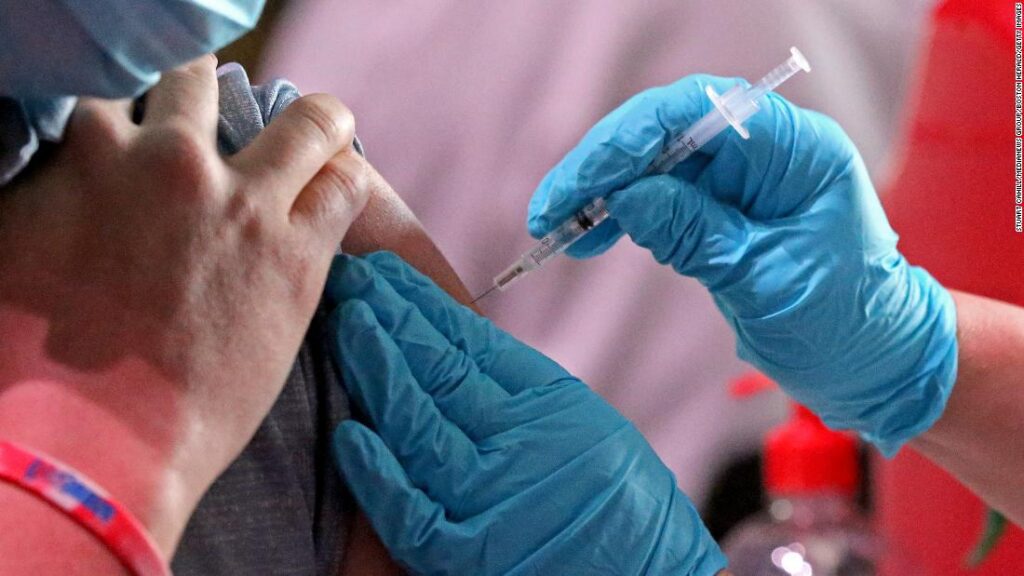 «No podemos vacunar al planeta cada seis meses», dice científico de Oxford especializado en vacunas