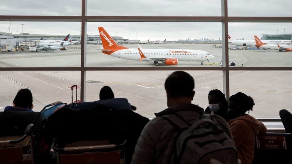 Viajeros juerguistas quedan varados en México después de que aerolíneas se negaran a llevarlos a casa