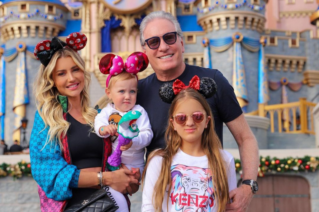 Roberto Justus chama a atenção com detalhe divertido em foto na Disney com a família: “Paizão” – Pais