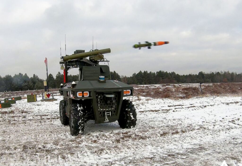 Polski robot bojowy Perun strzela pociskami przeciwpancernymi Pirat