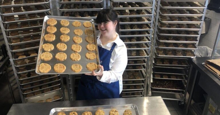 Collette Divitto, CEO with Down syndrome, runs successful cookie company that helps others with disabilities get jobs – CBS News