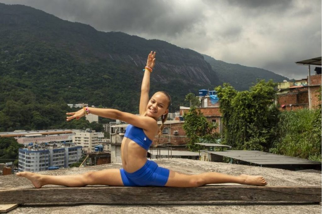 Ginasta que viralizou por dançar em laje de comunidade no Rio ganha bolsa para colégio particular – Pais