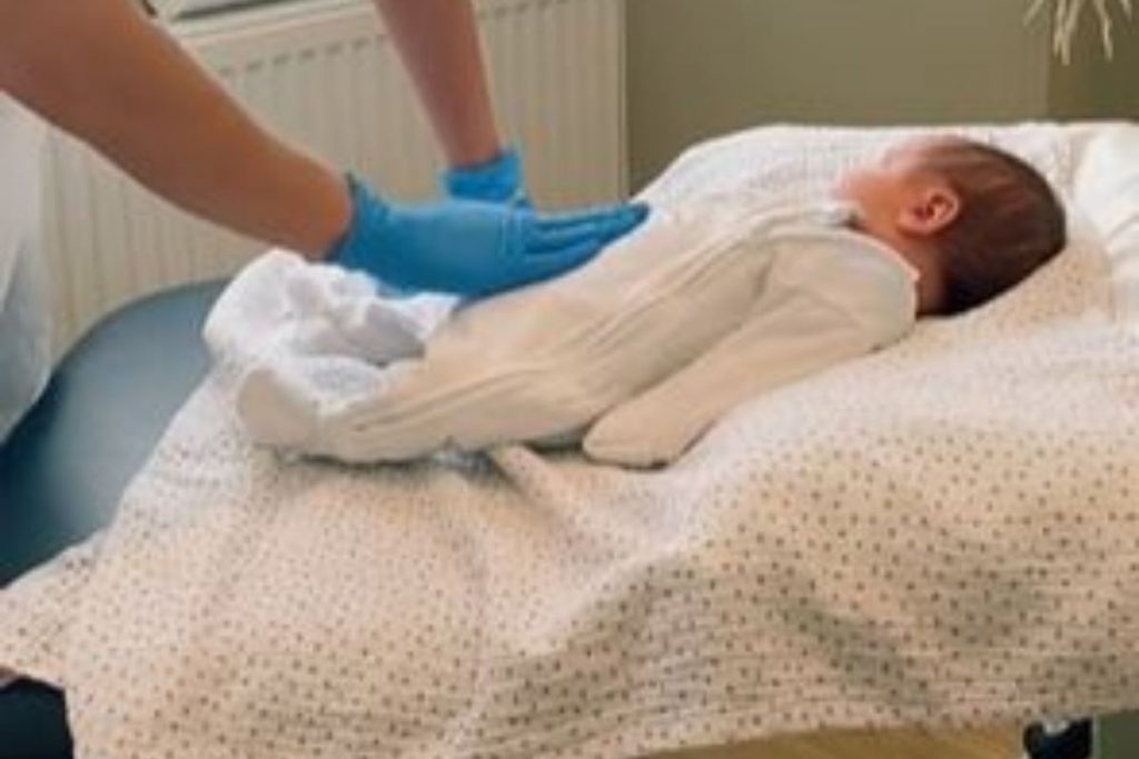 Mãe experiente diz que apertar barriga do bebê para liberar gases é errado e mostra jeito certo – Pais
