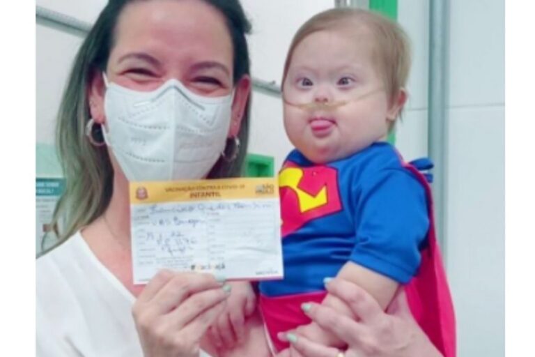 Menino ‘Super Chico’ é vacinado contra a covid-19 após complicações pela doença e internet comemora – Pais