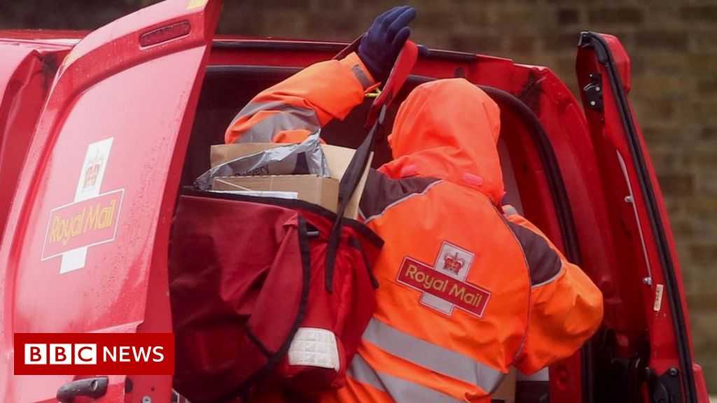 Royal Mail to cut 700 management jobs – BBC News