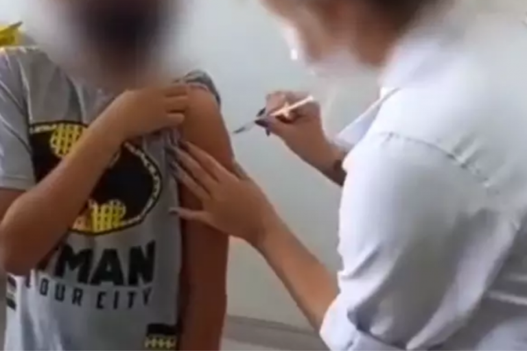 “Sorte que tenho prova de vídeo”, diz mãe que flagrou enfermeira fingindo aplicar vacina em filho – Pais