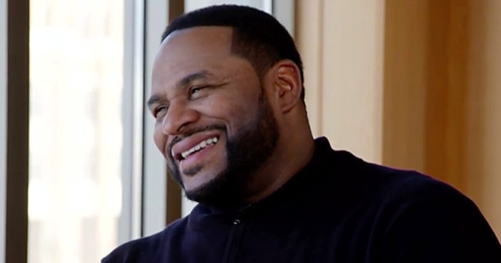 Former NFL star Jerome Bettis returns to Notre Dame 30 years later to get his degree