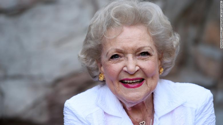 La amada actriz Betty White muere a los 99 años