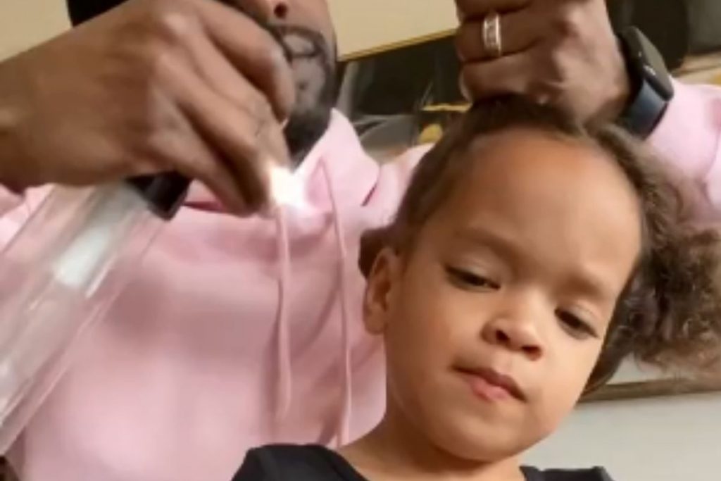 Pai chama a atenção da internet ao fazer penteado na filha em homenagem ao mês da história negra – Pais