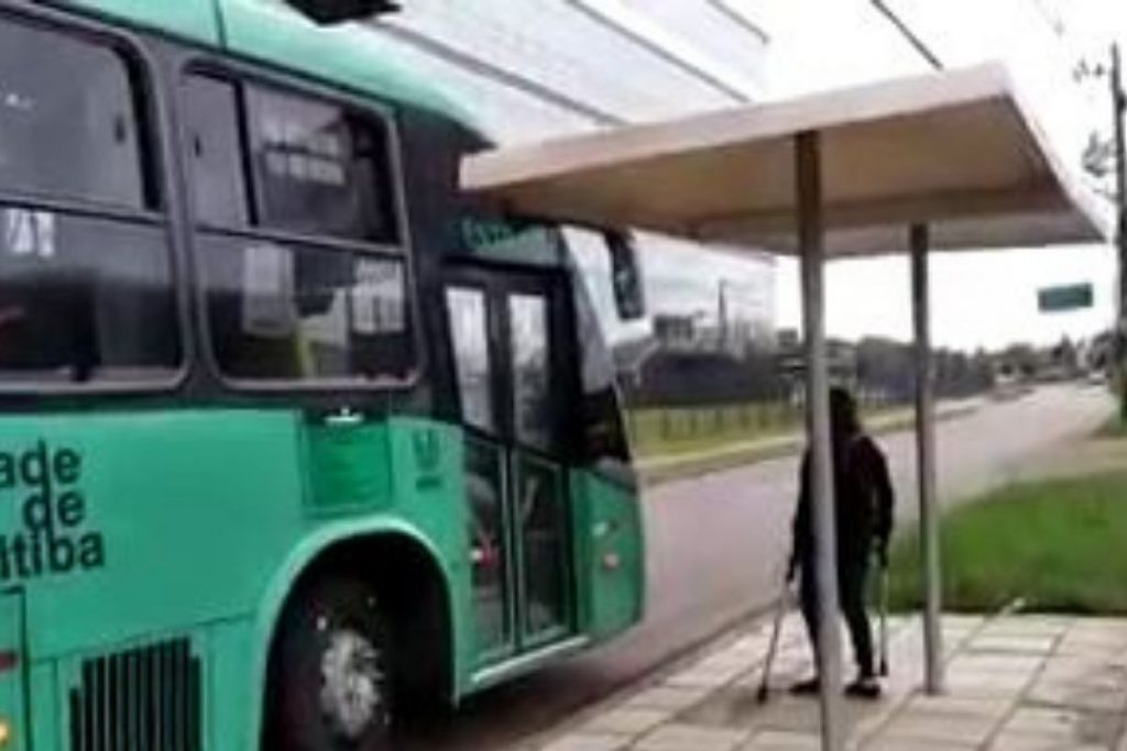Motorista fecha rua usando ônibus para que mulher com deficiência passe em segurança – Pais