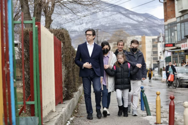 Presidente da Macedônia do Norte leva à escola criança com síndrome de Down vítima de bullying e gesto viraliza – Pais