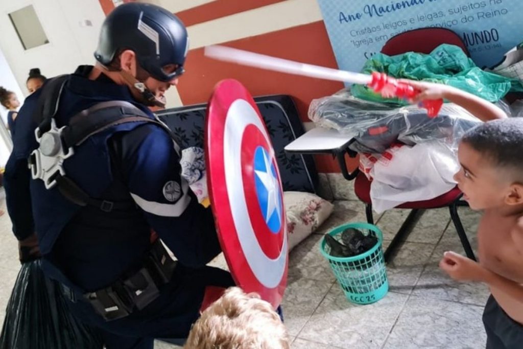 Emocionante! Policial se veste de ‘Capitão América’ e distribui brinquedos para crianças de Petrópolis – Pais
