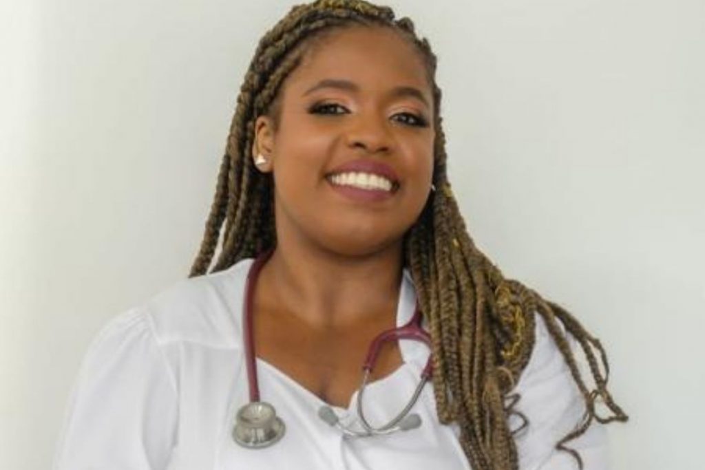 Jovem que sofreu preconceito por ser negra e filha de pedreiro comemora graduação em medicina – Pais