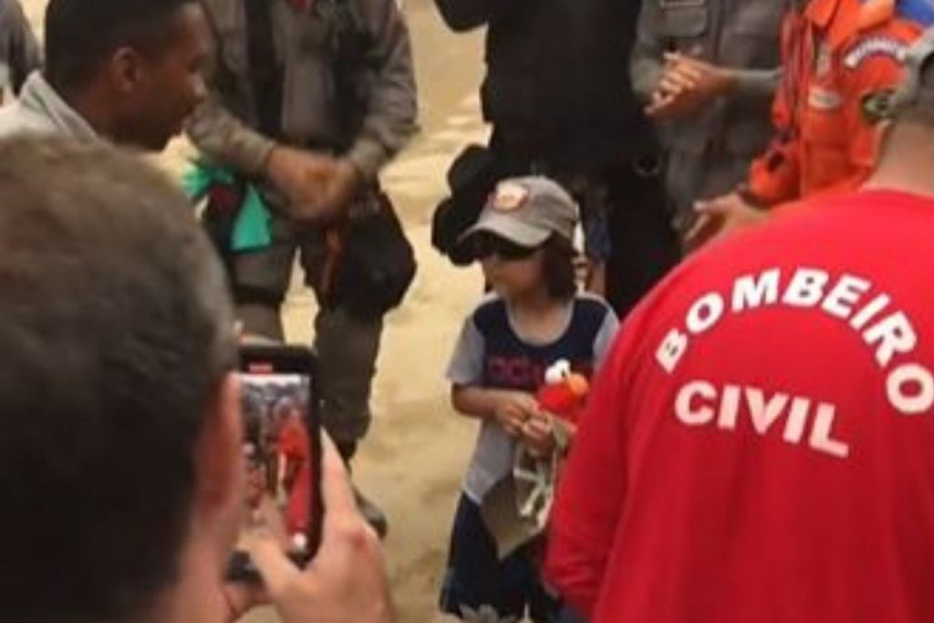 Vídeo de bombeiros cantando para acalmar criança vítima da tragédia em Petrópolis viraliza – Pais