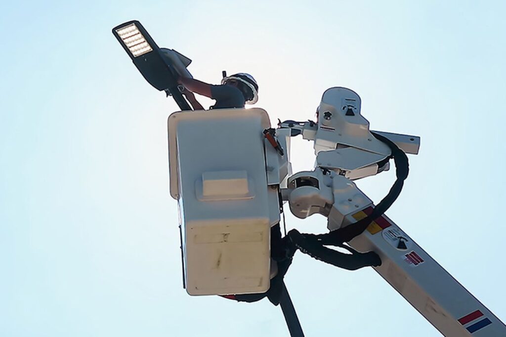 AT&T begins testing and deployment of discreet 5G radios on city street lamp posts