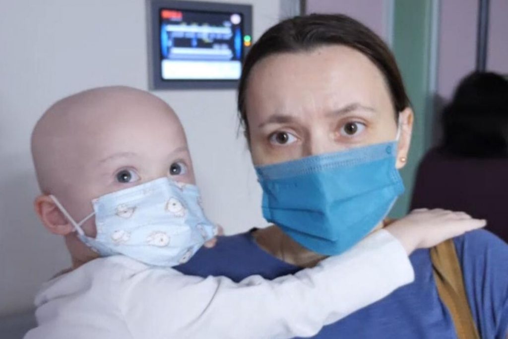 Mãe ucraniana deixa duas filhas com o pai e se muda para porão de hospital com filho com leucemia – Pais