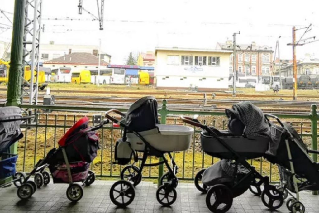 Mães polonesas deixam carrinhos de bebê em estação para receber crianças refugiadas da Ucrânia – Pais