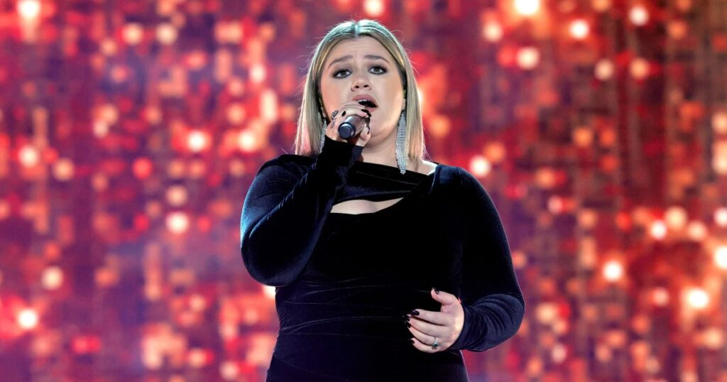 Kelly Clarkson Performs ‘I Will Always Love You’ at 2022 ACMs