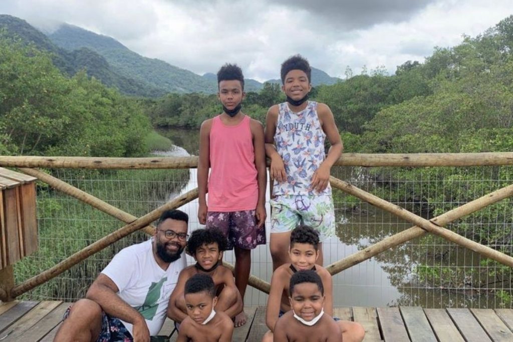Homem vira pai solo de 6 meninos após adotar três irmãos de outro estado para não separá-los – Pais