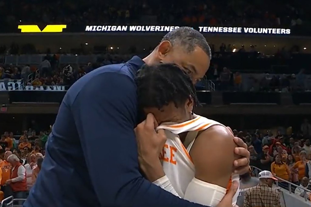 Juwan Howard consoles Kennedy Chandler after March Madness game