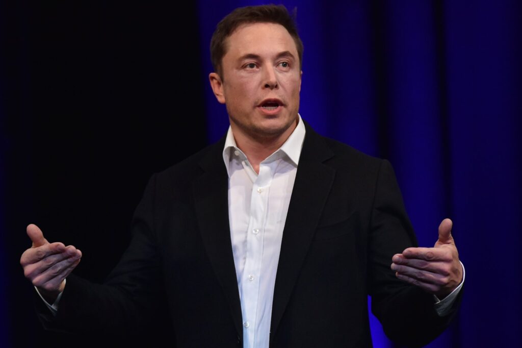 Elon Musk surveys freedom of expression on Twitter and plays with the idea of buying the social network