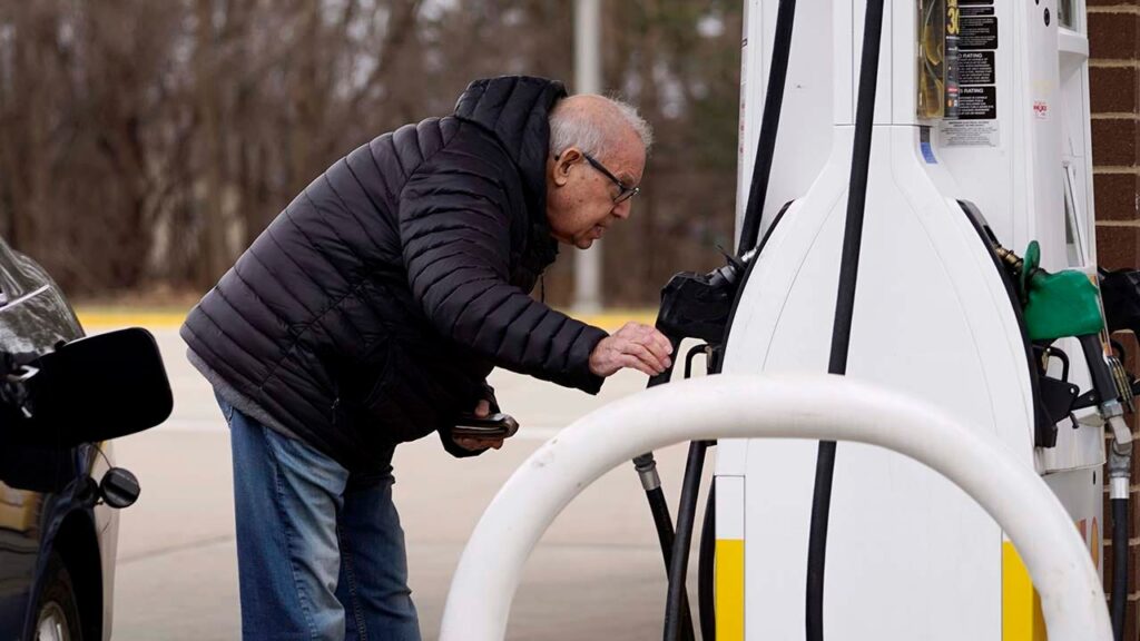 Illinoisans are crossing the border to escape high gas taxes | Fox Business