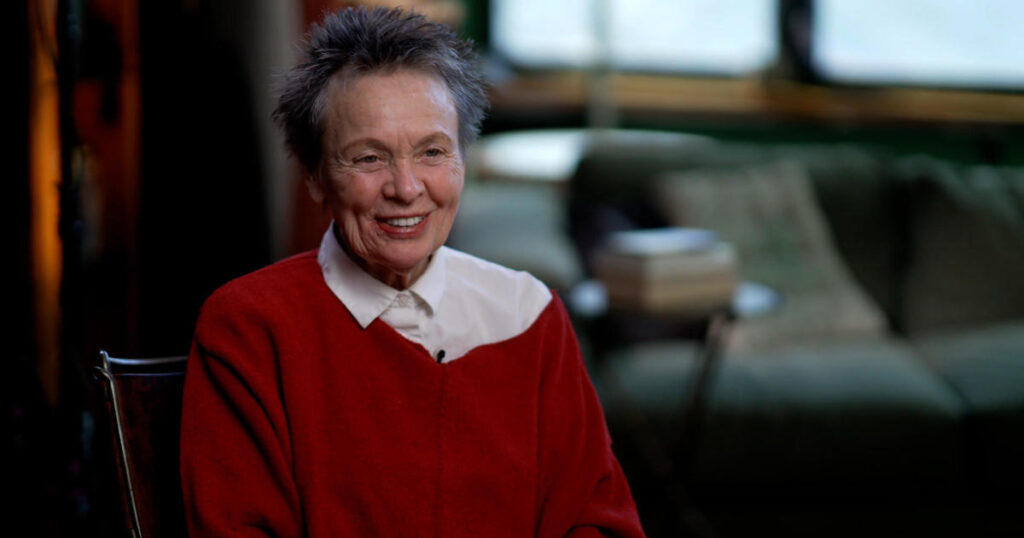 “I tell stories”: Artist and pioneer of the avant-garde Laurie Anderson on her unique work and life – 60 Minutes – CBS News