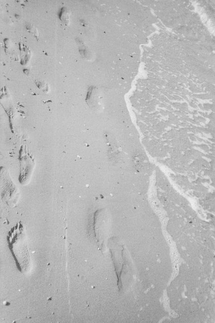 Bloody, bare footprints lead to decadeslong search for woman’s killer